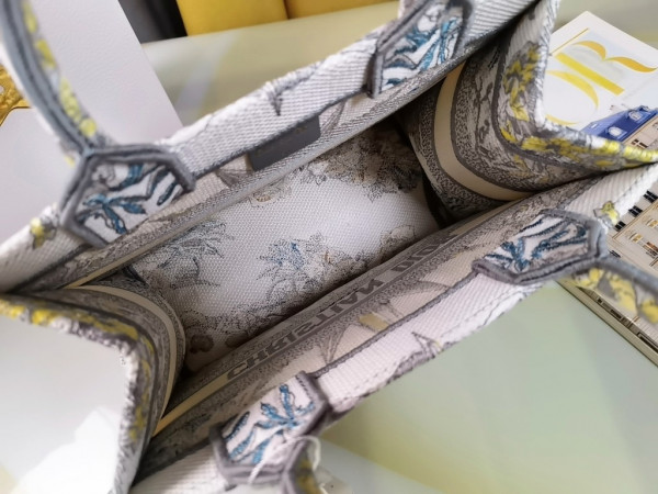 small D*or book tote