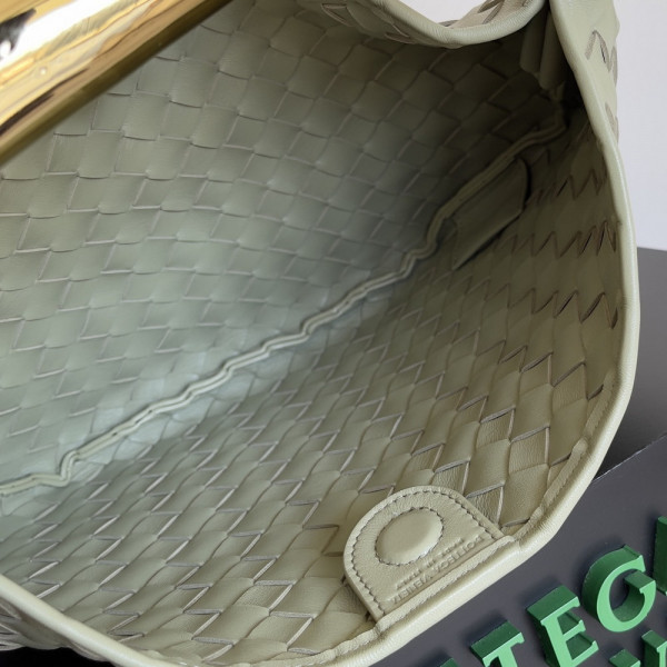 Bo*te*ga ve*ne*ta classic sardine top handle bag