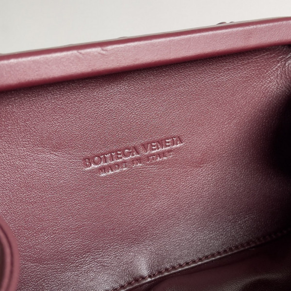 Bo*te*ga ve*ne*ta knot minaudiere on strap
