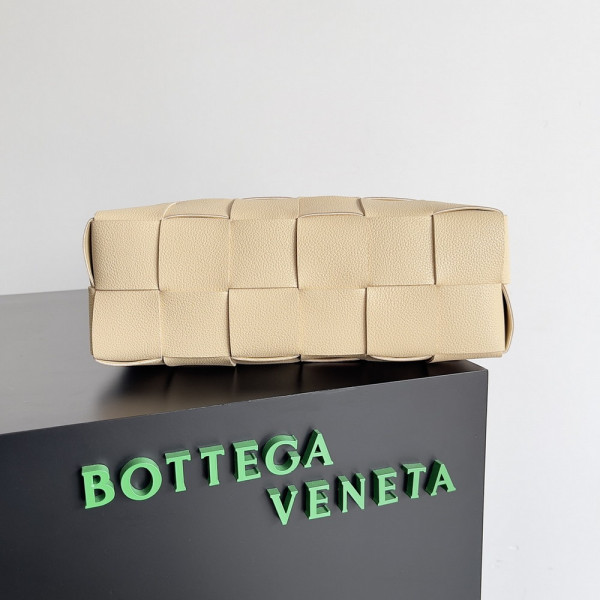 Bo*te*ga ve*ne*ta brick cassette