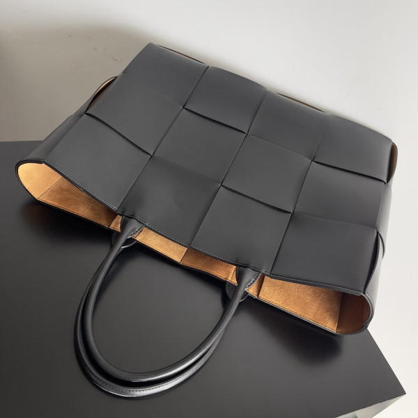 Bo*te*ga ve*ne*ta arco large tote