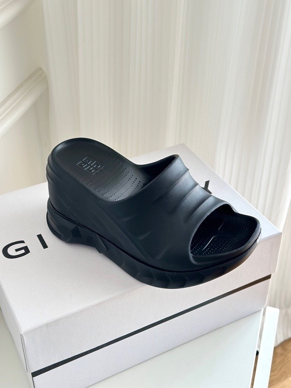 GIVENCHY sildes
