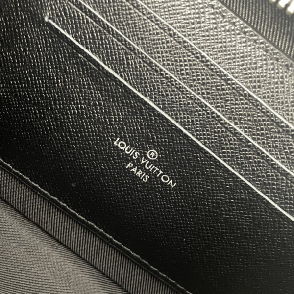 l**is V*t*n alpha wearable wallet