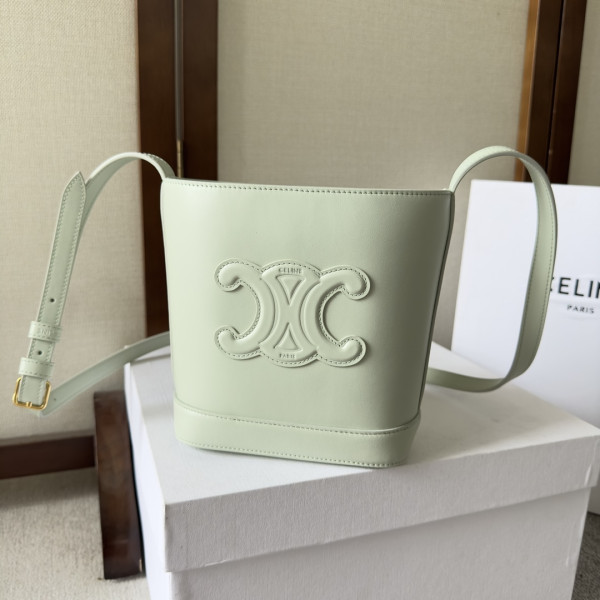 Ce**e mini bucket cuir triomphe