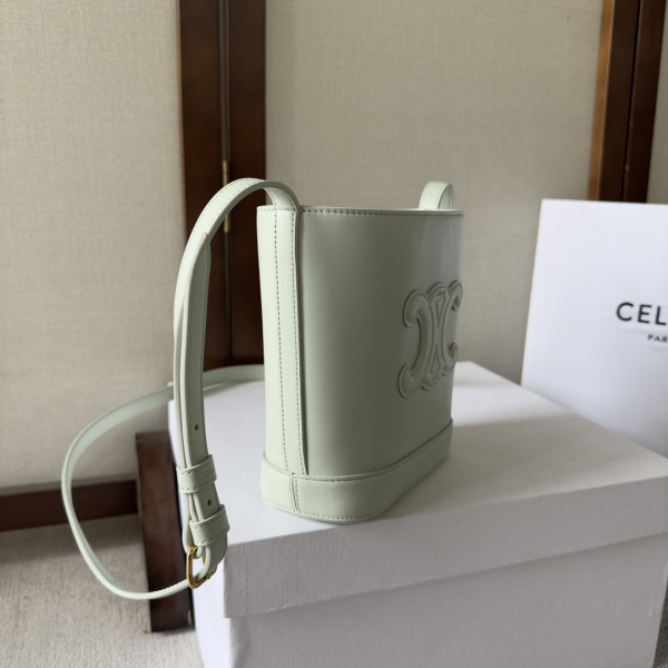 Ce**e mini bucket cuir triomphe