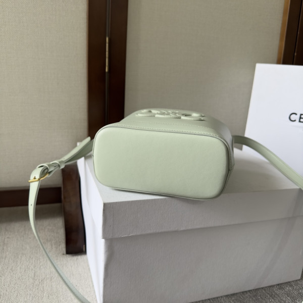 Ce**e mini bucket cuir triomphe