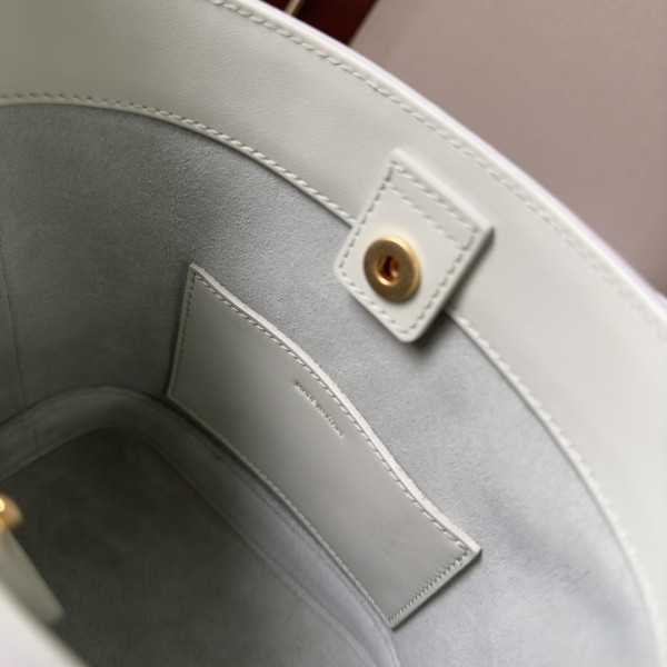 Ce**e mini bucket cuir triomphe