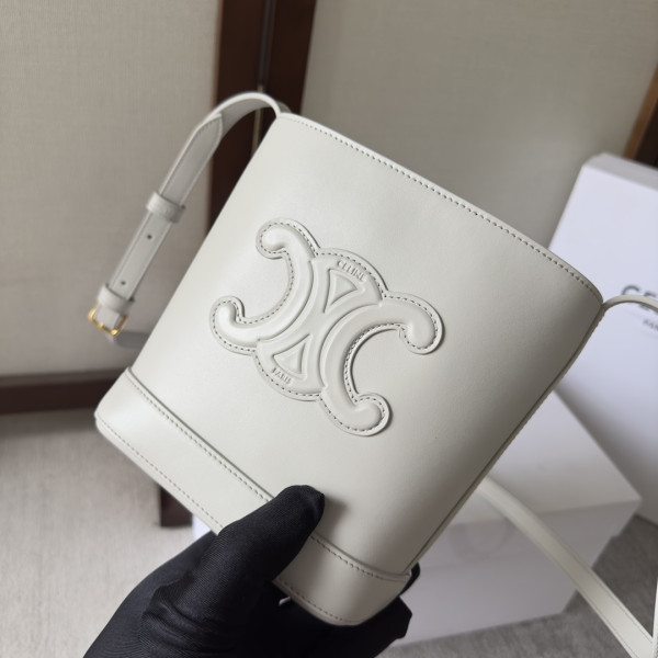 Ce**e mini bucket cuir triomphe