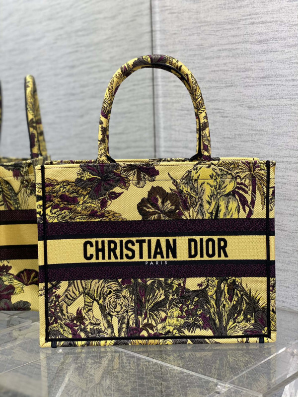 medium D*or book tote