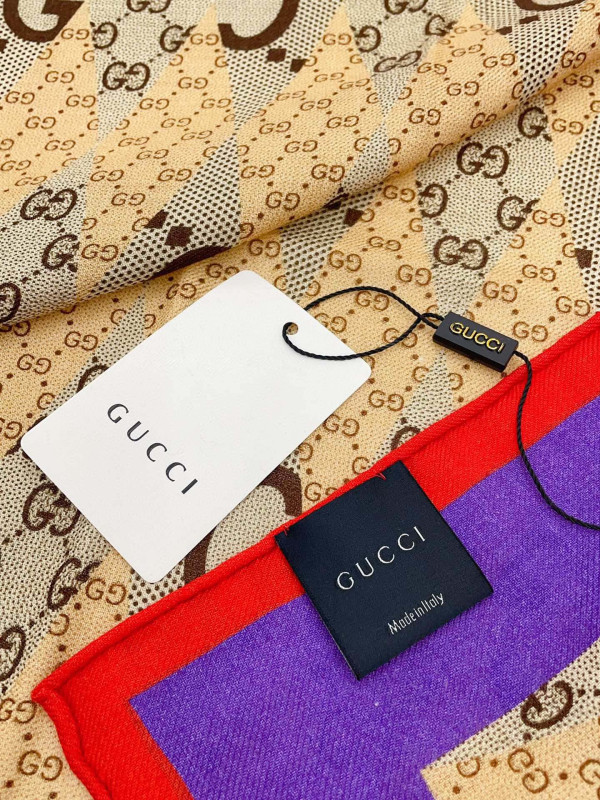 G*u*i scarf