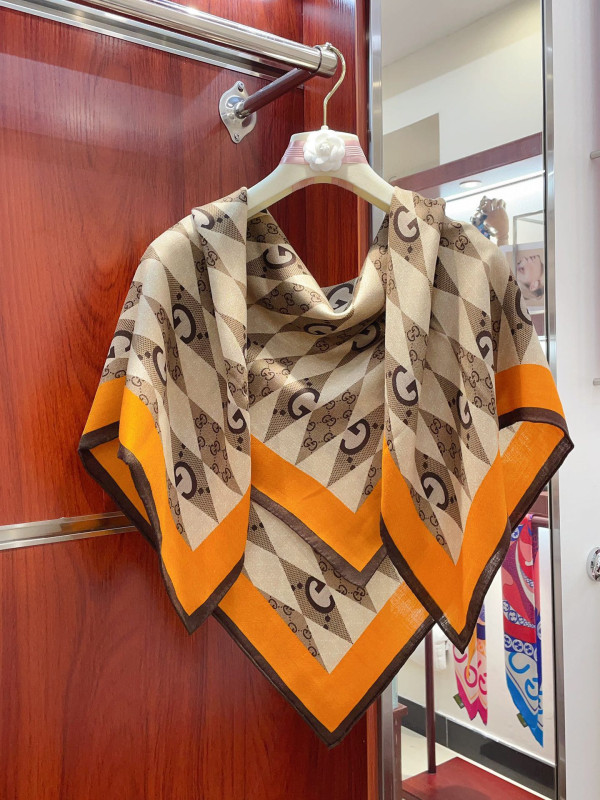 G*u*i scarf