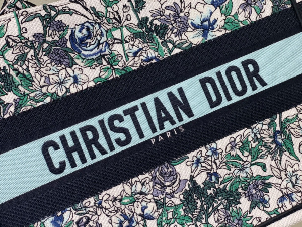medium D*or book tote