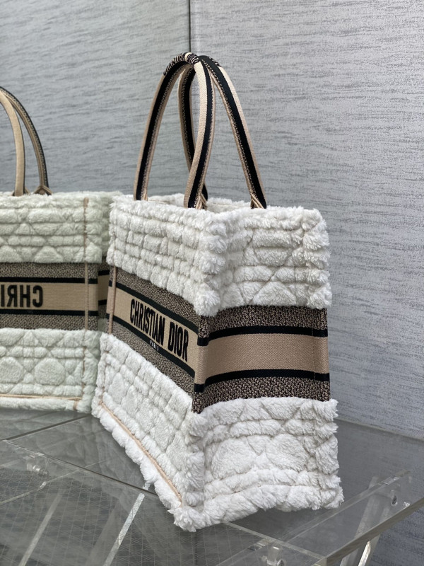 medium D*or book tote