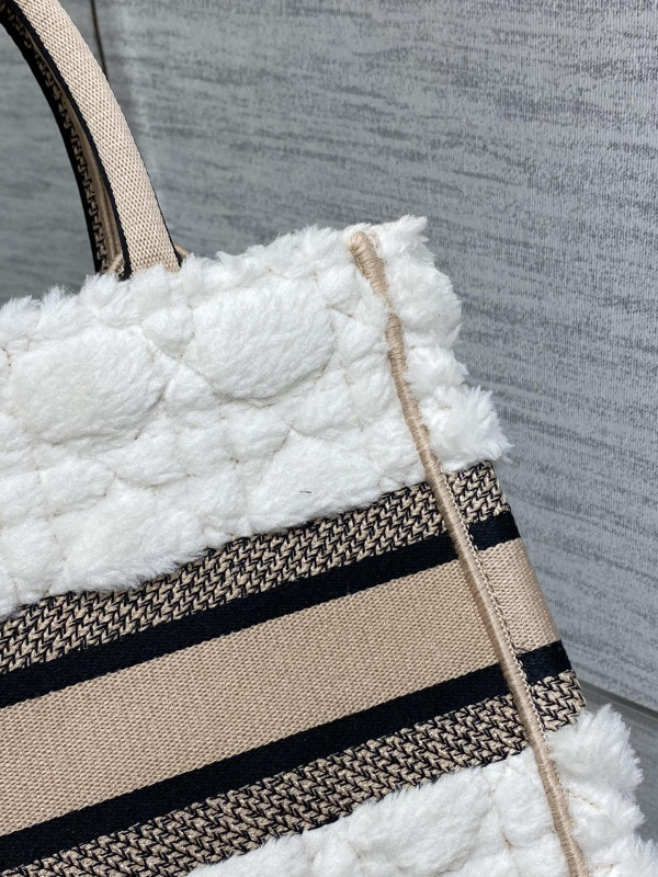 small D*or book tote