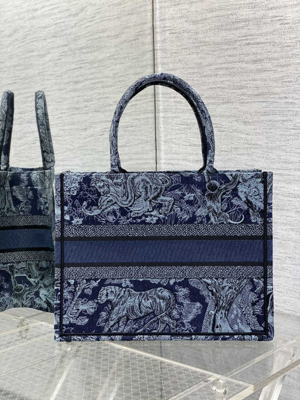 medium D*or book tote