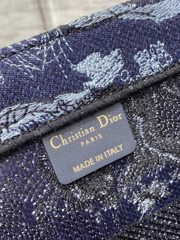 medium D*or book tote