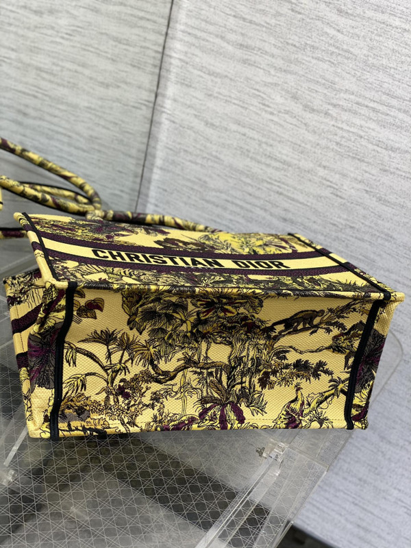 medium D*or book tote