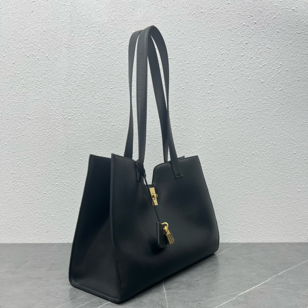 Ce**e cabas 16 in smooth calfskin