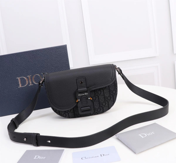 D*or saddle pouch with strap