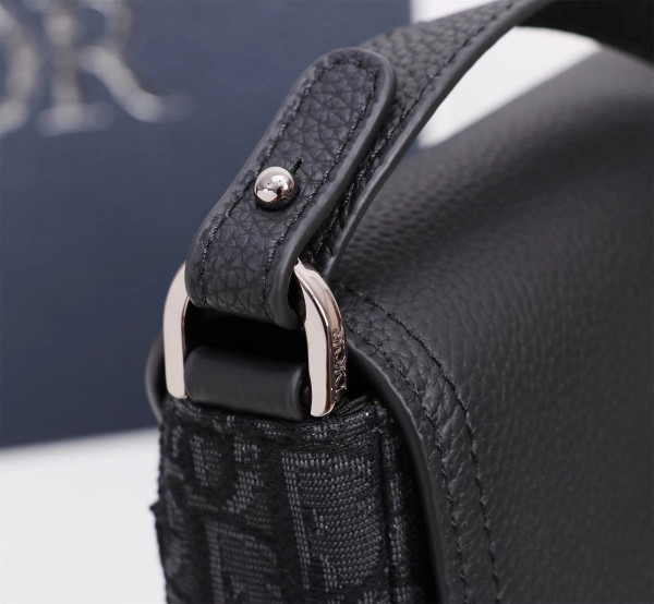D*or saddle pouch with strap