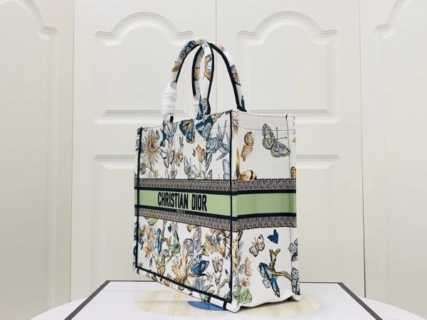 large D*or book tote