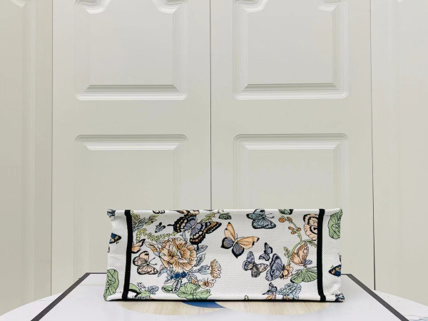medium D*or book tote