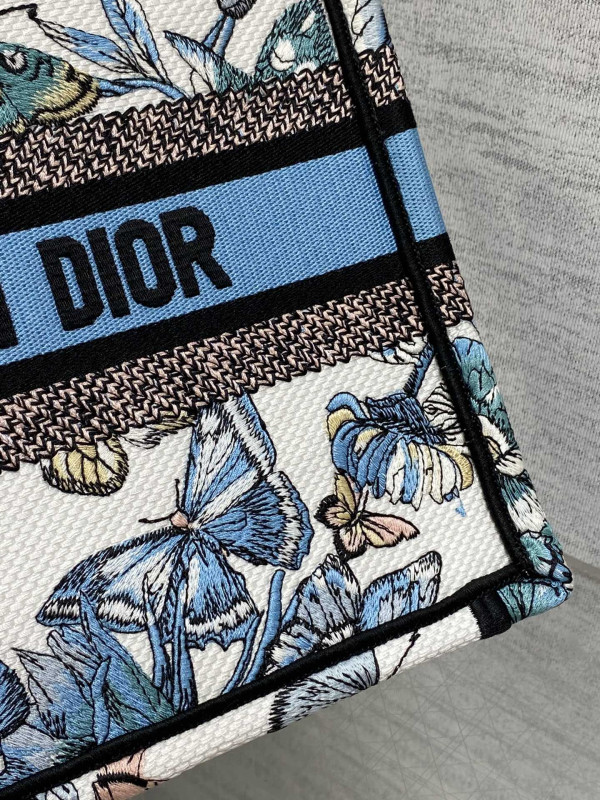 small D*or book tote