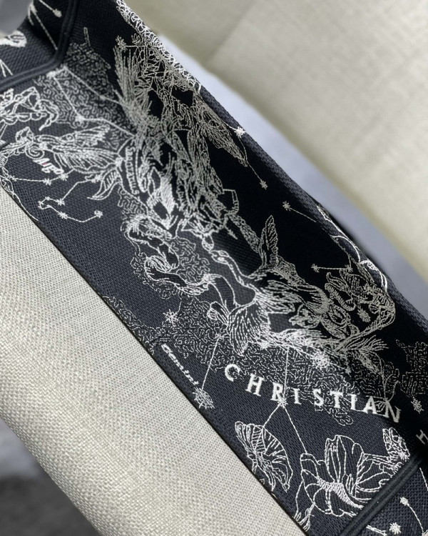 medium D*or book tote
