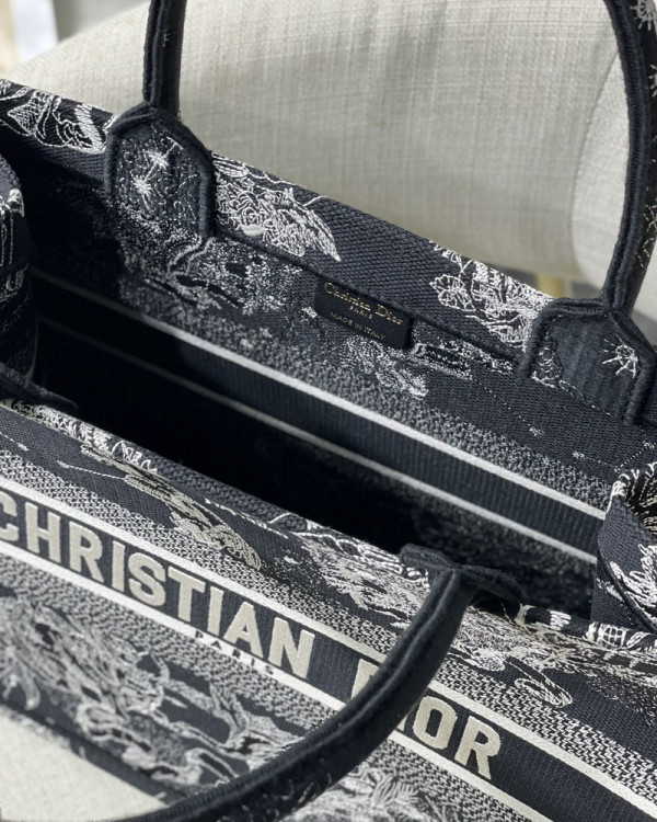 medium D*or book tote