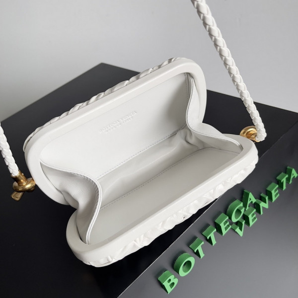 Bo*te*ga ve*ne*ta knot minaudiere on strap