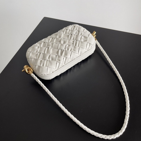 Bo*te*ga ve*ne*ta knot minaudiere on strap