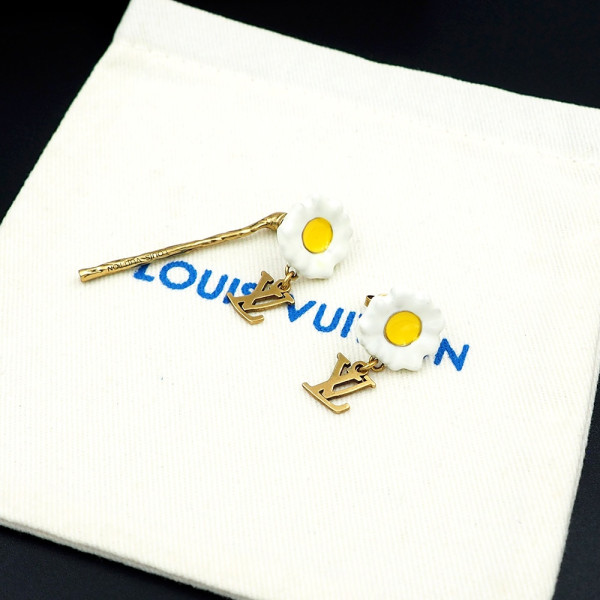 l**is V*t*n earrings