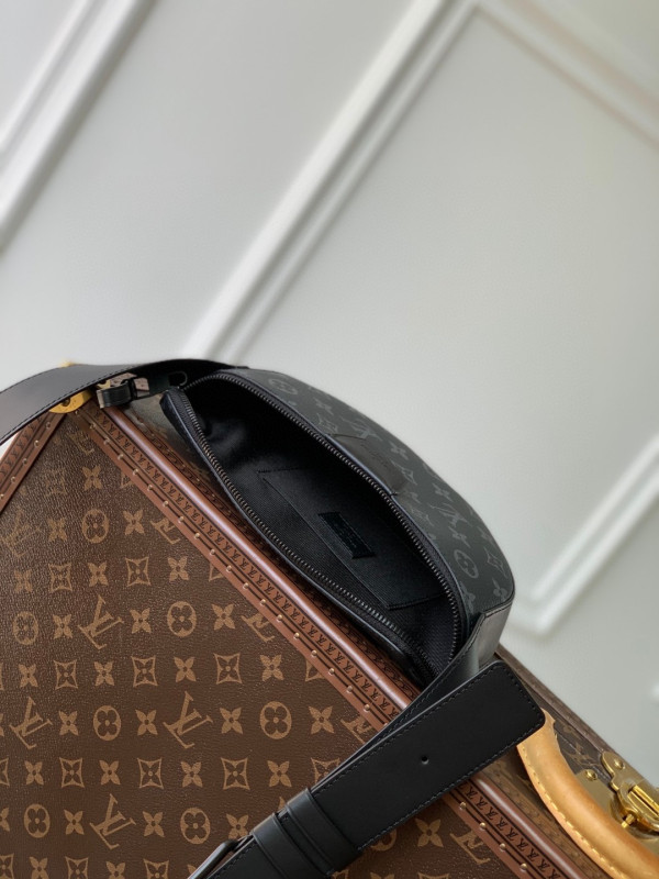 l**is V*t*n moon crossbody