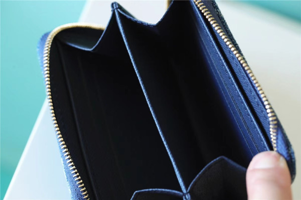 l**is V*t*n zippy coin purse