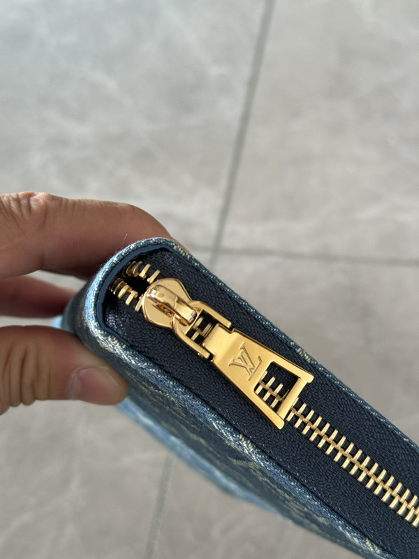 l**is V*t*n zippy wallet