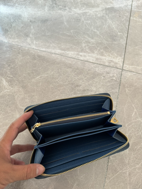 l**is V*t*n zippy wallet