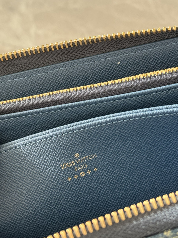 l**is V*t*n zippy wallet