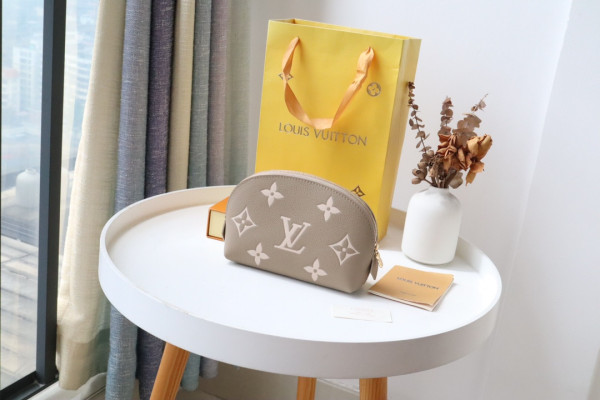 l**is V*t*n cosmetic pouch