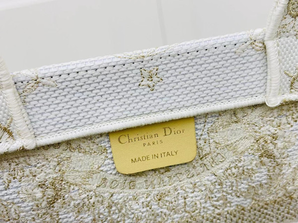 medium D*or book tote
