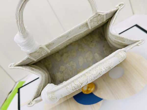 small D*or book tote