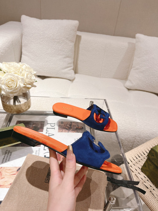 G*u*i slide sandals