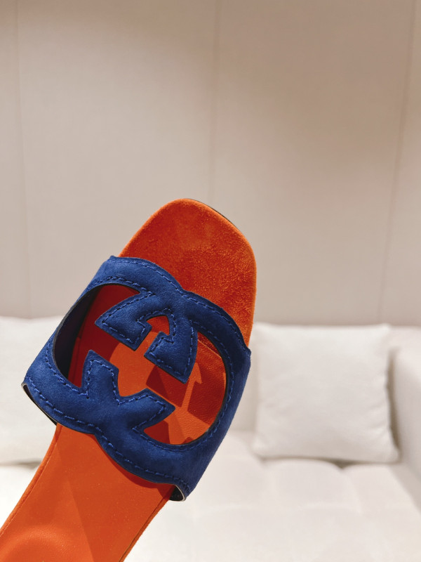 G*u*i slide sandals