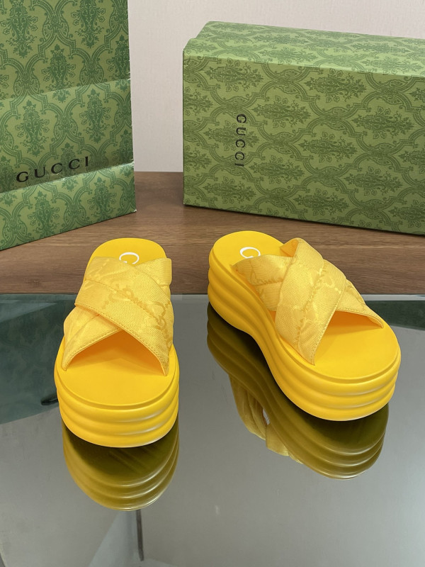 G*u*i slide sandals
