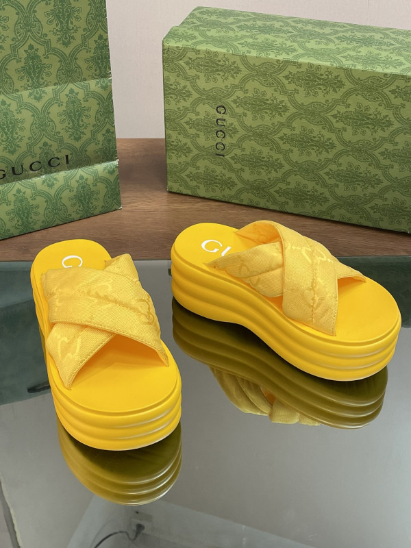 G*u*i slide sandals