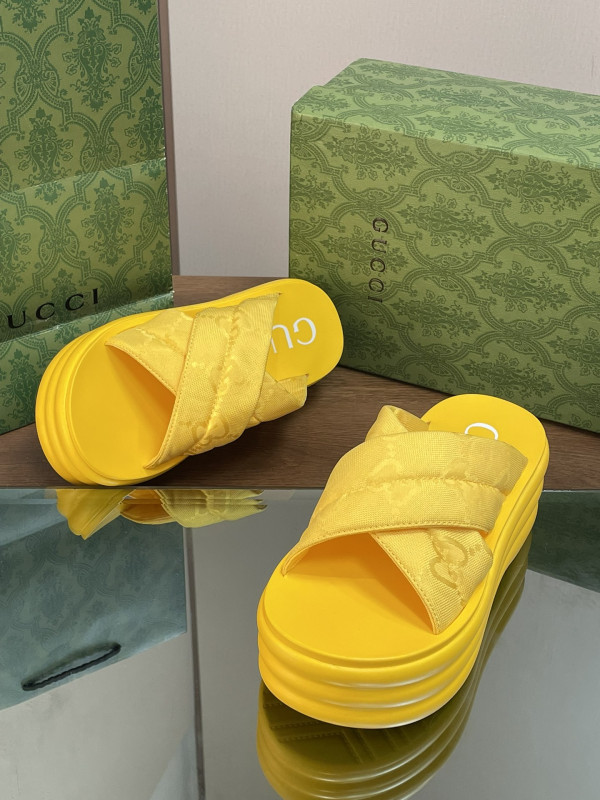 G*u*i slide sandals