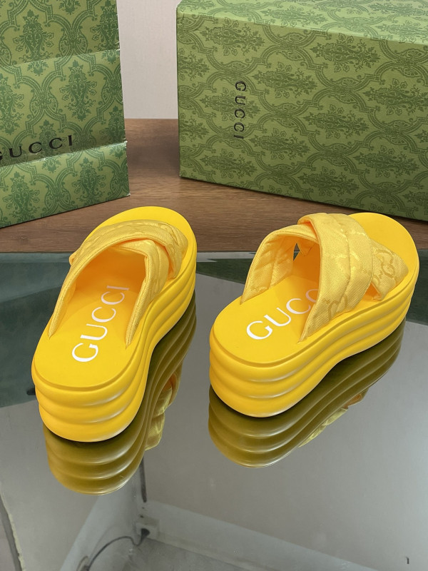 G*u*i slide sandals