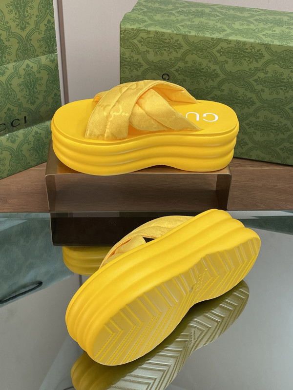 G*u*i slide sandals