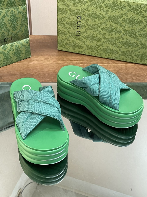 G*u*i slide sandals