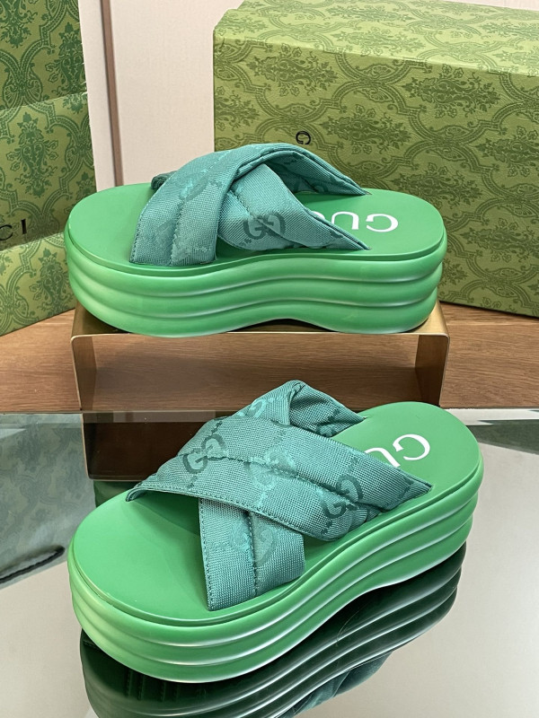 G*u*i slide sandals