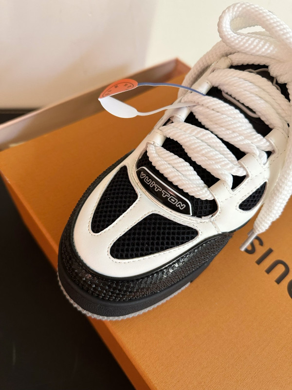 l**is V*t*n sneakers